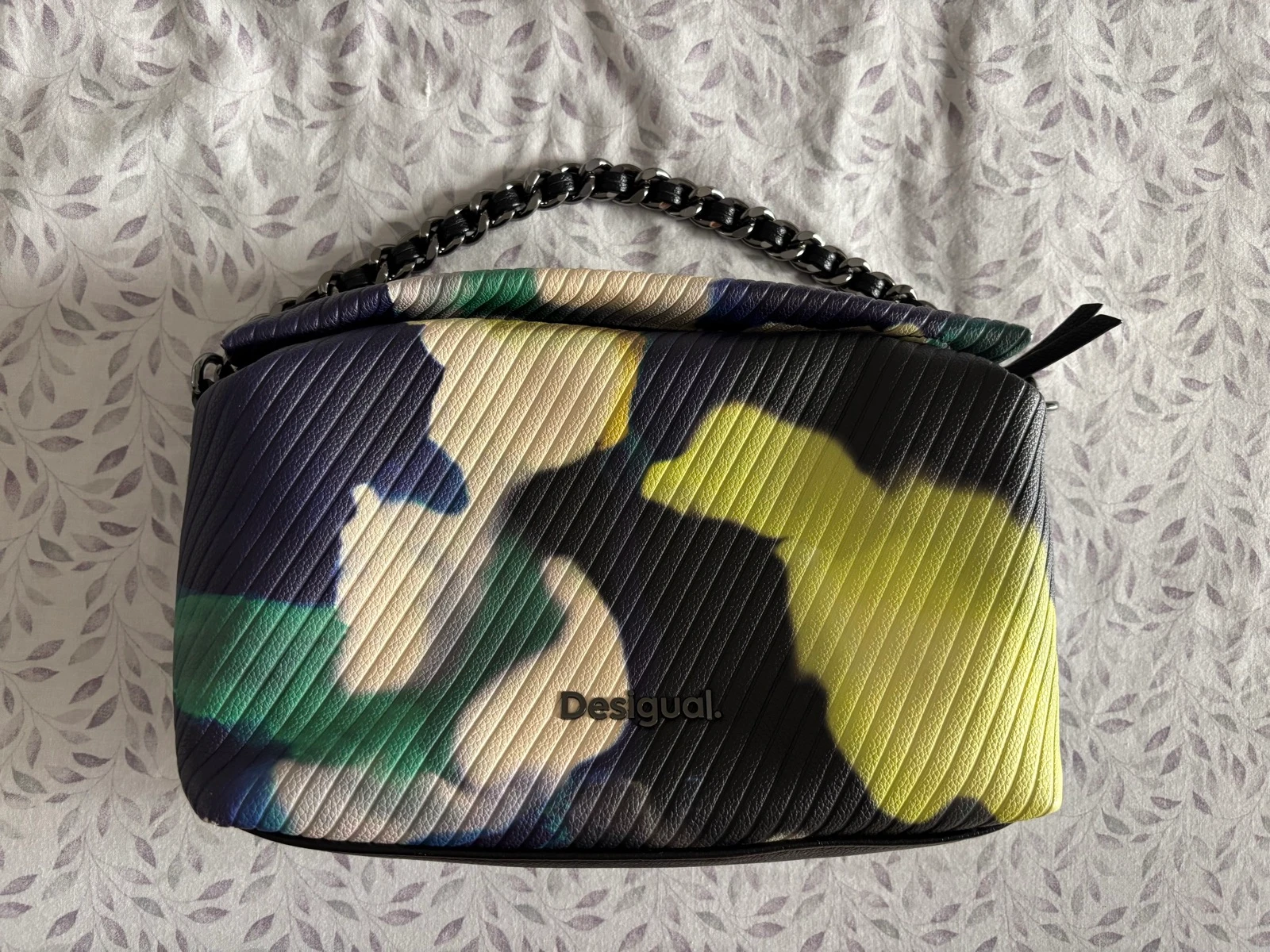 Bolso desigual mano 